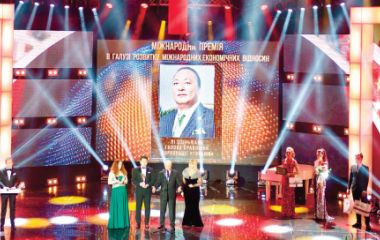 Господин Ли Цзиньюань удостоен премии «Человек года-2016»