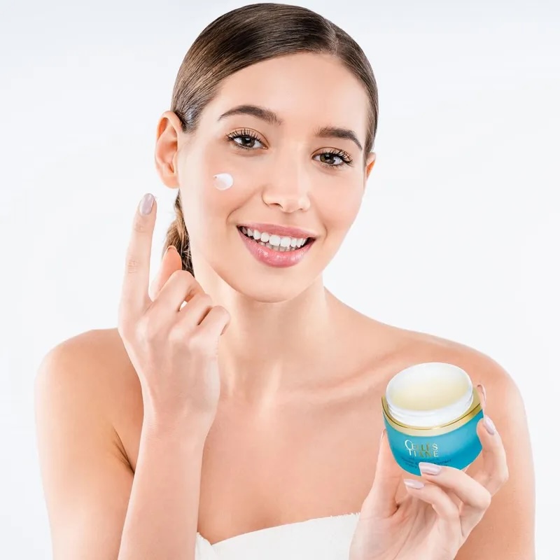 девушка и крем