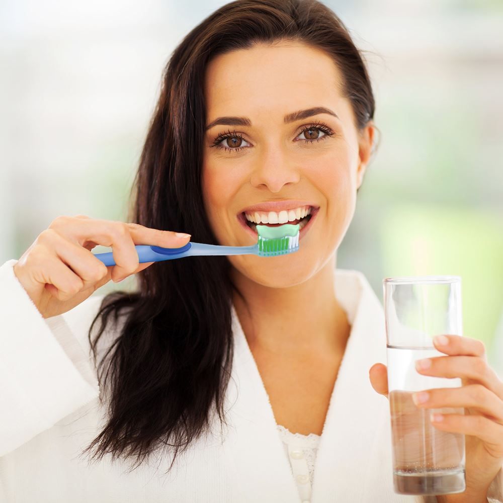 девушка чистит зубы